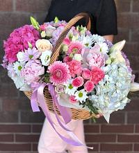 Композиция солнечный день в Пышлицы Цветочная композиция из Розы, Хризантемы, Пионы и Лизиантусы в корзине в Пышлицы