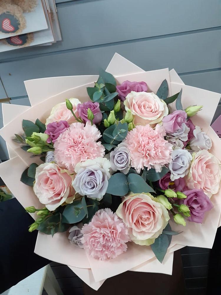 Букет цветов из: Розы, Гвоздики и Лизиантусы в Пышлицы